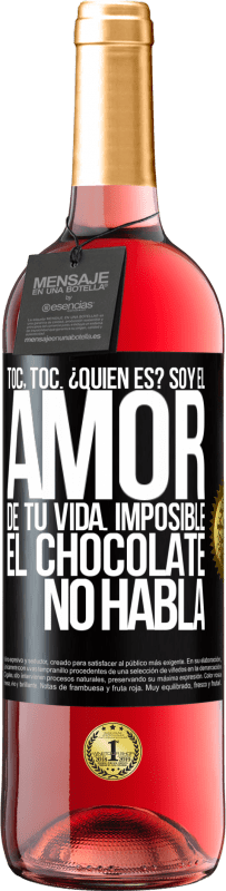 Envío gratis | Vino Rosado Edición ROSÉ Toc, toc. ¿Quién es? Soy el amor de tu vida. Imposible, el chocolate no habla Etiqueta Negra. Etiqueta personalizable Vino joven Cosecha 2023 Tempranillo