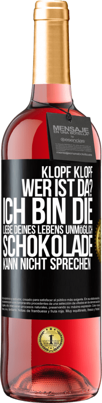 Kostenloser Versand | Roséwein ROSÉ Ausgabe Klopf klopf. Wer ist da? Ich bin die Liebe deines Lebens. Unmöglich, Schokolade kann nicht sprechen Schwarzes Etikett. Anpassbares Etikett Junger Wein Ernte 2023 Tempranillo