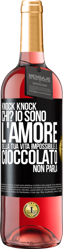 Spedizione Gratuita | Vino rosato Edizione ROSÉ Knock Knock. Chi? Io sono l'amore della tua vita Impossibile, il cioccolato non parla Etichetta Nera. Etichetta personalizzabile Vino giovane Raccogliere 2023 Tempranillo