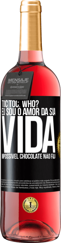 Envio grátis | Vinho rosé Edição ROSÉ TOC Toc. Who? Eu sou o amor da sua vida. Impossível chocolate não fala Etiqueta Preta. Etiqueta personalizável Vinho jovem Colheita 2023 Tempranillo