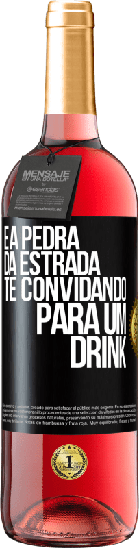 29,95 € Envio grátis | Vinho rosé Edição ROSÉ E a pedra da estrada te convidando para um drink Etiqueta Preta. Etiqueta personalizável Vinho jovem Colheita 2023 Tempranillo