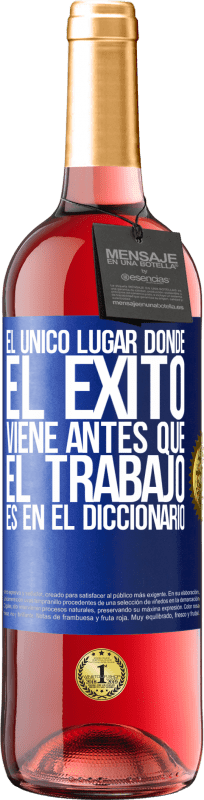 29,95 € Envío gratis | Vino Rosado Edición ROSÉ El único lugar donde el éxito viene antes que el trabajo es en el diccionario Etiqueta Azul. Etiqueta personalizable Vino joven Cosecha 2023 Tempranillo