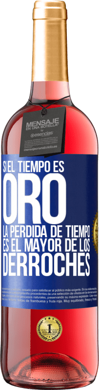 29,95 € Envío gratis | Vino Rosado Edición ROSÉ Si el tiempo es oro, la pérdida de tiempo es el mayor de los derroches Etiqueta Azul. Etiqueta personalizable Vino joven Cosecha 2025 Tempranillo