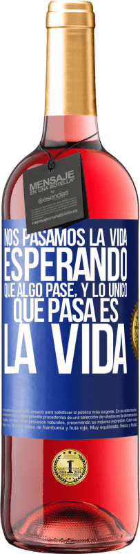 29,95 € Envío gratis | Vino Rosado Edición ROSÉ Nos pasamos la vida esperando que algo pase, y lo único que pasa es la vida Etiqueta Azul. Etiqueta personalizable Vino joven Cosecha 2025 Tempranillo