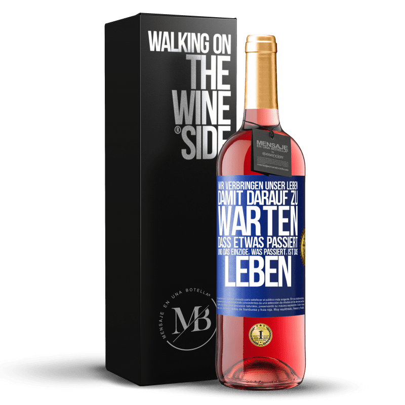 29,95 € Kostenloser Versand | Roséwein ROSÉ Ausgabe Wir verbringen unser Leben damit, darauf zu warten, dass etwas passiert, und das Einzige, was passiert, ist das Leben Blaue Markierung. Anpassbares Etikett Junger Wein Ernte 2024 Tempranillo