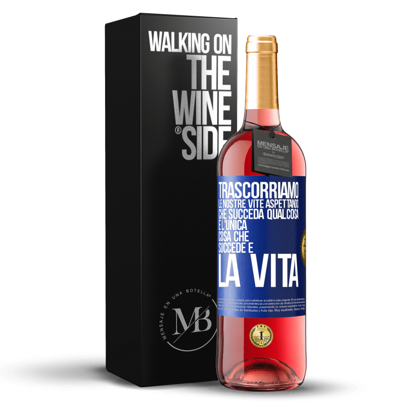 29,95 € Spedizione Gratuita | Vino rosato Edizione ROSÉ Trascorriamo le nostre vite aspettando che succeda qualcosa e l'unica cosa che succede è la vita Etichetta Blu. Etichetta personalizzabile Vino giovane Raccogliere 2024 Tempranillo