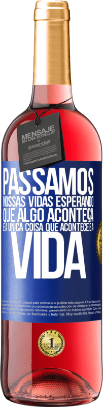 29,95 € Envio grátis | Vinho rosé Edição ROSÉ Passamos nossas vidas esperando que algo aconteça, e a única coisa que acontece é a vida Etiqueta Azul. Etiqueta personalizável Vinho jovem Colheita 2024 Tempranillo