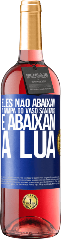 29,95 € | Vinho rosé Edição ROSÉ Eles não abaixam a tampa do vaso sanitário e abaixam a lua Etiqueta Azul. Etiqueta personalizável Vinho jovem Colheita 2025 Tempranillo