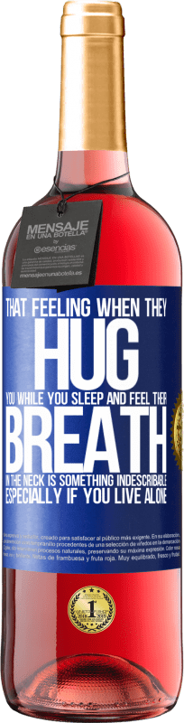 29,95 € | Розовое вино Издание ROSÉ То чувство, когда они обнимают тебя, пока ты спишь и чувствуешь свое дыхание в шее, является чем-то неописуемым. Особенно Синяя метка. Настраиваемая этикетка Молодое вино Урожай 2025 Tempranillo