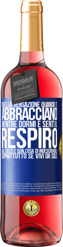 29,95 € Spedizione Gratuita | Vino rosato Edizione ROSÉ Quella sensazione quando ti abbracciano mentre dormi e senti il ​​respiro nel collo, è qualcosa di indescrivibile Etichetta Blu. Etichetta personalizzabile Vino giovane Raccogliere 2023 Tempranillo