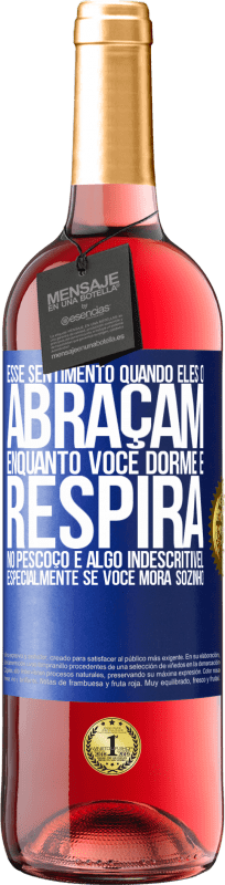 29,95 € | Vinho rosé Edição ROSÉ Esse sentimento quando eles o abraçam enquanto você dorme e respira no pescoço, é algo indescritível. Especialmente se você Etiqueta Azul. Etiqueta personalizável Vinho jovem Colheita 2024 Tempranillo