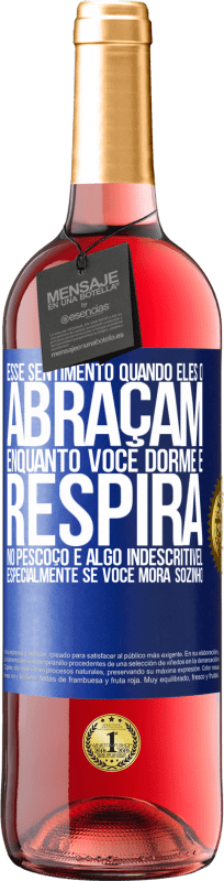 29,95 € | Vinho rosé Edição ROSÉ Esse sentimento quando eles o abraçam enquanto você dorme e respira no pescoço, é algo indescritível. Especialmente se você Etiqueta Azul. Etiqueta personalizável Vinho jovem Colheita 2025 Tempranillo