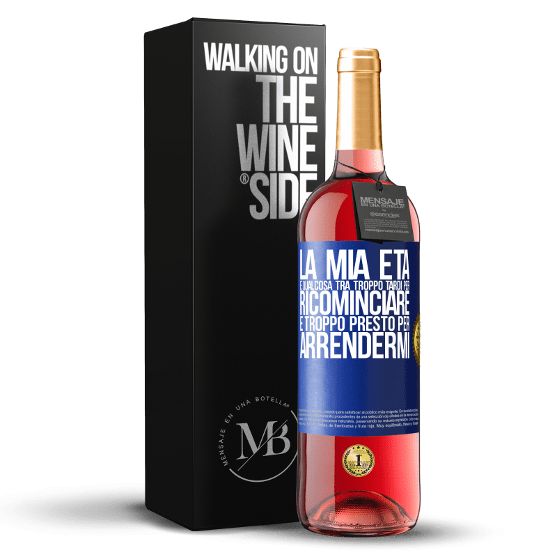 29,95 € Spedizione Gratuita | Vino rosato Edizione ROSÉ La mia età è qualcosa tra ... Troppo tardi per ricominciare e ... troppo presto per arrendermi Etichetta Blu. Etichetta personalizzabile Vino giovane Raccogliere 2024 Tempranillo