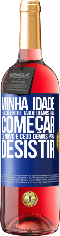 29,95 € | Vinho rosé Edição ROSÉ Minha idade é algo entre ... Tarde demais para começar de novo e ... cedo demais para desistir Etiqueta Azul. Etiqueta personalizável Vinho jovem Colheita 2025 Tempranillo