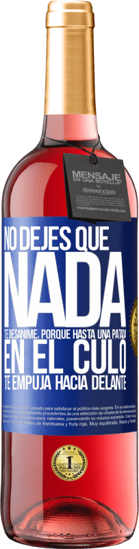 29,95 € | Vino Rosado Edición ROSÉ No dejes que nada te desanime, porque hasta una patada en el culo te empuja hacia delante Etiqueta Azul. Etiqueta personalizable Vino joven Cosecha 2024 Tempranillo