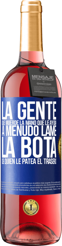 29,95 € | Vino Rosado Edición ROSÉ La gente que muerde la mano que le ayuda, a menudo lame la bota de quien le patea el trasero Etiqueta Azul. Etiqueta personalizable Vino joven Cosecha 2024 Tempranillo