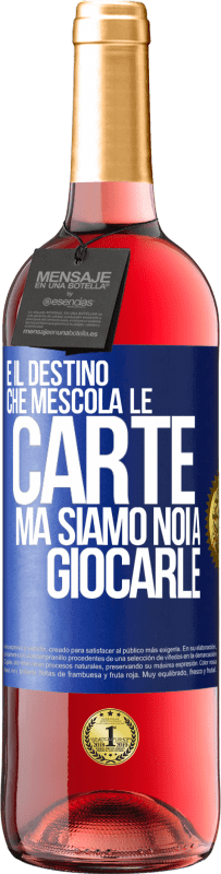 29,95 € | Vino rosato Edizione ROSÉ È il destino che mescola le carte, ma siamo noi a giocarle Etichetta Blu. Etichetta personalizzabile Vino giovane Raccogliere 2025 Tempranillo