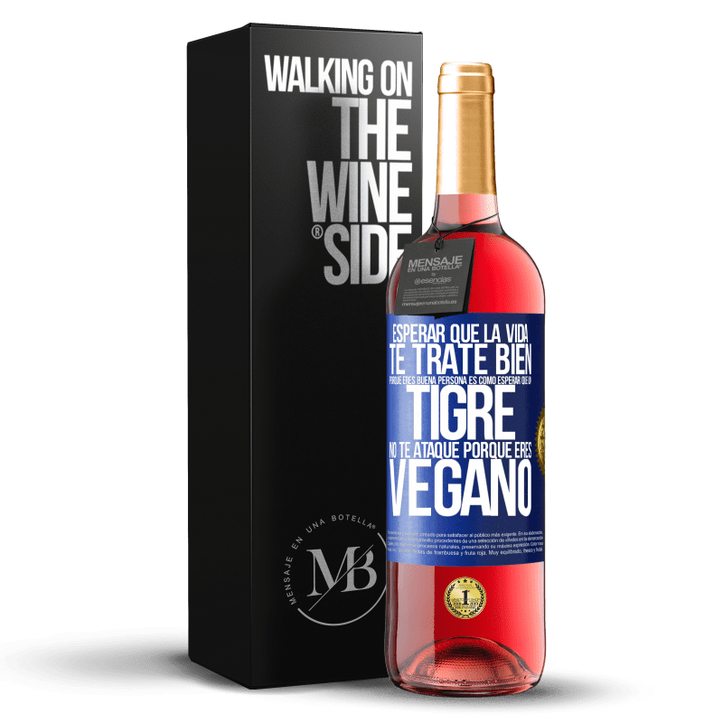 29,95 € Envío gratis | Vino Rosado Edición ROSÉ Esperar que la vida te trate bien porque eres buena persona es como esperar que un tigre no te ataque porque eres vegano Etiqueta Azul. Etiqueta personalizable Vino joven Cosecha 2024 Tempranillo