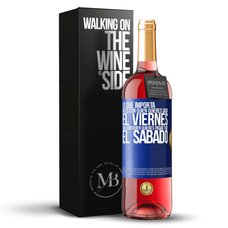 29,95 € Envío gratis | Vino Rosado Edición ROSÉ Lo que importa no es con quién quieres salir el viernes, sino con quién quieres pasar todo el sábado Etiqueta Azul. Etiqueta personalizable Vino joven Cosecha 2024 Tempranillo