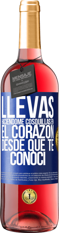 29,95 € Envío gratis | Vino Rosado Edición ROSÉ Llevas haciéndome cosquillas en el corazón desde que te conocí Etiqueta Azul. Etiqueta personalizable Vino joven Cosecha 2023 Tempranillo