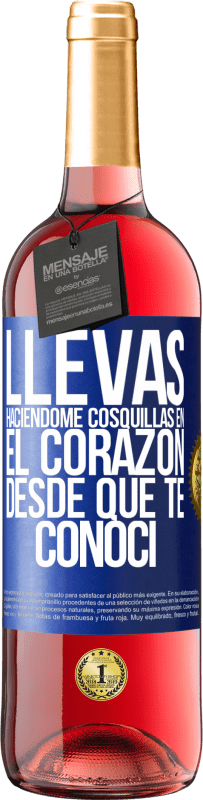 29,95 € Envío gratis | Vino Rosado Edición ROSÉ Llevas haciéndome cosquillas en el corazón desde que te conocí Etiqueta Azul. Etiqueta personalizable Vino joven Cosecha 2025 Tempranillo
