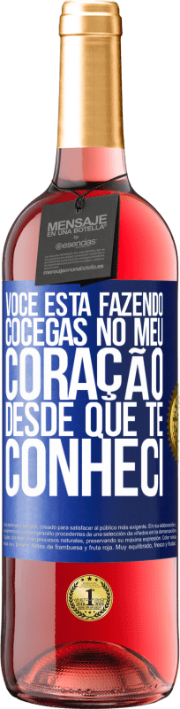 Envio grátis | Vinho rosé Edição ROSÉ Você está fazendo cócegas no meu coração desde que te conheci Etiqueta Azul. Etiqueta personalizável Vinho jovem Colheita 2023 Tempranillo