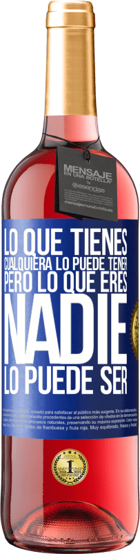 29,95 € | Vino Rosado Edición ROSÉ Lo que tienes cualquiera lo puede tener, pero lo que eres nadie lo puede ser Etiqueta Azul. Etiqueta personalizable Vino joven Cosecha 2025 Tempranillo