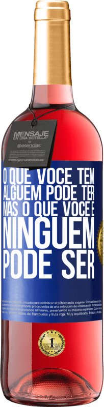 29,95 € | Vinho rosé Edição ROSÉ O que você tem alguém pode ter, mas o que você é ninguém pode ser Etiqueta Azul. Etiqueta personalizável Vinho jovem Colheita 2025 Tempranillo