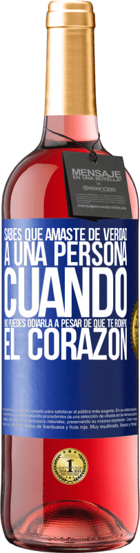 29,95 € | Vino Rosado Edición ROSÉ Sabes que amaste de verdad a una persona cuando no puedes odiarla a pesar de que te rompió el corazón Etiqueta Azul. Etiqueta personalizable Vino joven Cosecha 2024 Tempranillo