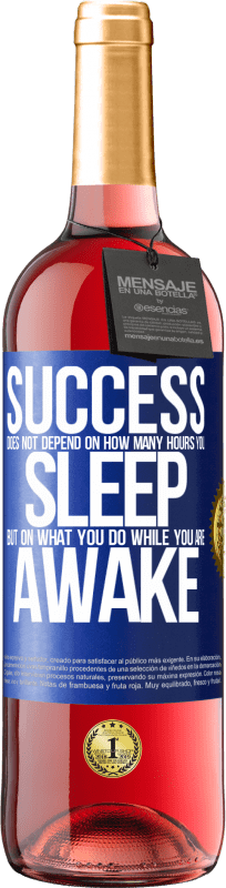 29,95 € Free Shipping | Rosé Wine ROSÉ Edition Success does not depend on how many hours you sleep, but on what you do while you are awake Blue Label. Customizable label Young wine Harvest 2023 Tempranillo