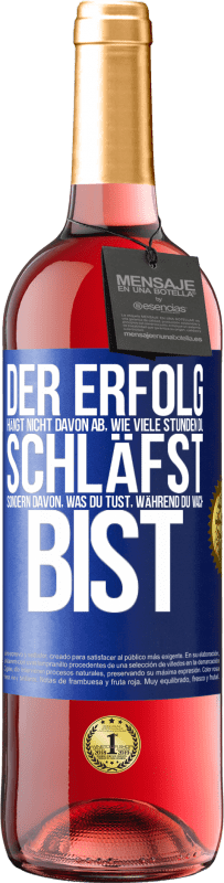 29,95 € Kostenloser Versand | Roséwein ROSÉ Ausgabe Der Erfolg hängt nicht davon ab, wie viele Stunden du schläfst, sondern davon, was du tust, während du wach bist Blaue Markierung. Anpassbares Etikett Junger Wein Ernte 2025 Tempranillo