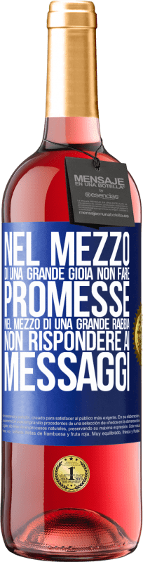 29,95 € | Vino rosato Edizione ROSÉ Nel mezzo di una grande gioia, non fare promesse. Nel mezzo di una grande rabbia, non rispondere ai messaggi Etichetta Blu. Etichetta personalizzabile Vino giovane Raccogliere 2024 Tempranillo