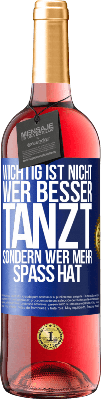 29,95 € Kostenloser Versand | Roséwein ROSÉ Ausgabe Wichtig ist nicht, wer besser tanzt, sondern wer mehr Spaß hat Blaue Markierung. Anpassbares Etikett Junger Wein Ernte 2024 Tempranillo