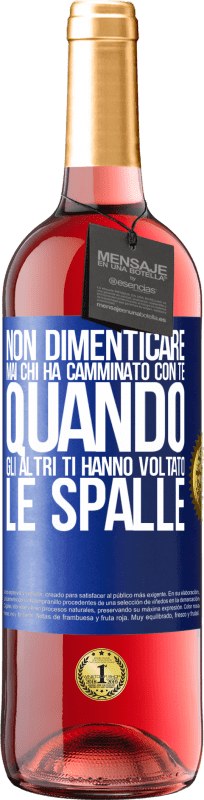 29,95 € Spedizione Gratuita | Vino rosato Edizione ROSÉ Non dimenticare mai chi ha camminato con te quando gli altri ti hanno voltato le spalle Etichetta Blu. Etichetta personalizzabile Vino giovane Raccogliere 2025 Tempranillo