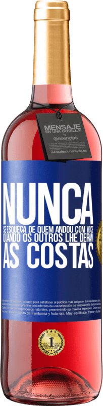 29,95 € Envio grátis | Vinho rosé Edição ROSÉ Nunca se esqueça de quem andou com você quando os outros lhe deram as costas Etiqueta Azul. Etiqueta personalizável Vinho jovem Colheita 2024 Tempranillo