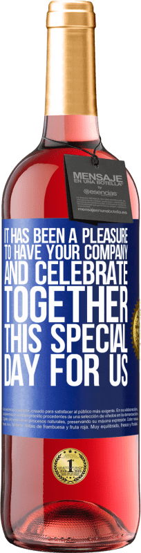 29,95 € | 桃红葡萄酒 ROSÉ版 很高兴有您的公司与我们一起庆祝这一特殊的日子 蓝色标签. 可自定义的标签 青年酒 收成 2023 Tempranillo