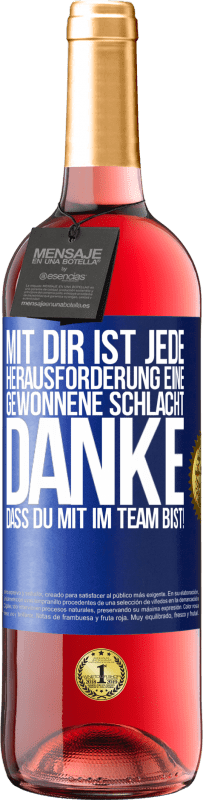 29,95 € | Roséwein ROSÉ Ausgabe Mit dir ist jede Herausforderung eine gewonnene Schlacht. Danke, dass du mit im Team bist! Blaue Markierung. Anpassbares Etikett Junger Wein Ernte 2023 Tempranillo