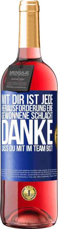 29,95 € | Roséwein ROSÉ Ausgabe Mit dir ist jede Herausforderung eine gewonnene Schlacht. Danke, dass du mit im Team bist! Blaue Markierung. Anpassbares Etikett Junger Wein Ernte 2025 Tempranillo