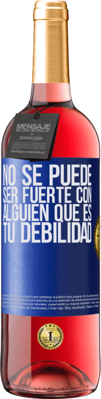 29,95 € | Vino Rosado Edición ROSÉ No se puede ser fuerte con alguien que es tu debilidad Etiqueta Azul. Etiqueta personalizable Vino joven Cosecha 2023 Tempranillo