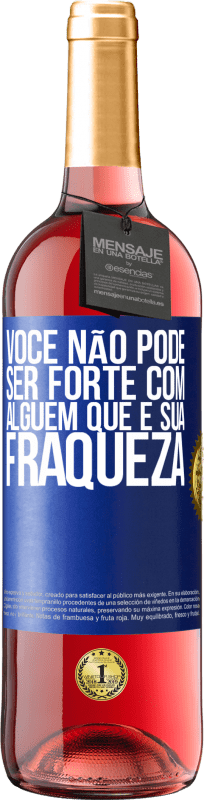 29,95 € | Vinho rosé Edição ROSÉ Você não pode ser forte com alguém que é sua fraqueza Etiqueta Azul. Etiqueta personalizável Vinho jovem Colheita 2024 Tempranillo