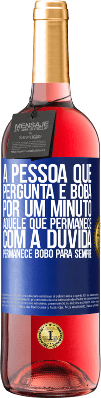 29,95 € Envio grátis | Vinho rosé Edição ROSÉ A pessoa que pergunta é boba por um minuto. Aquele que permanece com a dúvida, permanece bobo para sempre Etiqueta Azul. Etiqueta personalizável Vinho jovem Colheita 2025 Tempranillo