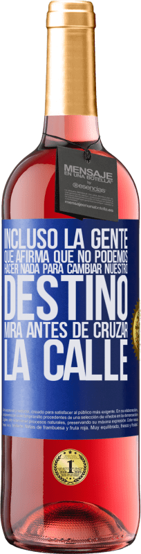 «Incluso la gente que afirma que no podemos hacer nada para cambiar nuestro destino, mira antes de cruzar la calle» Edición ROSÉ