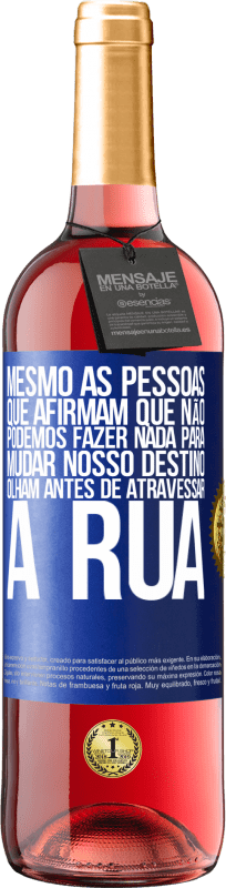 «Mesmo as pessoas que afirmam que não podemos fazer nada para mudar nosso destino, olham antes de atravessar a rua» Edição ROSÉ