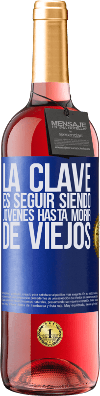 Envío gratis | Vino Rosado Edición ROSÉ La clave es seguir siendo jóvenes hasta morir de viejos Etiqueta Azul. Etiqueta personalizable Vino joven Cosecha 2023 Tempranillo