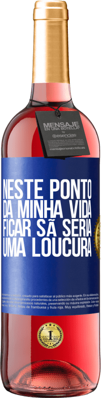 29,95 € Envio grátis | Vinho rosé Edição ROSÉ Neste ponto da minha vida, ficar sã seria uma loucura Etiqueta Azul. Etiqueta personalizável Vinho jovem Colheita 2025 Tempranillo