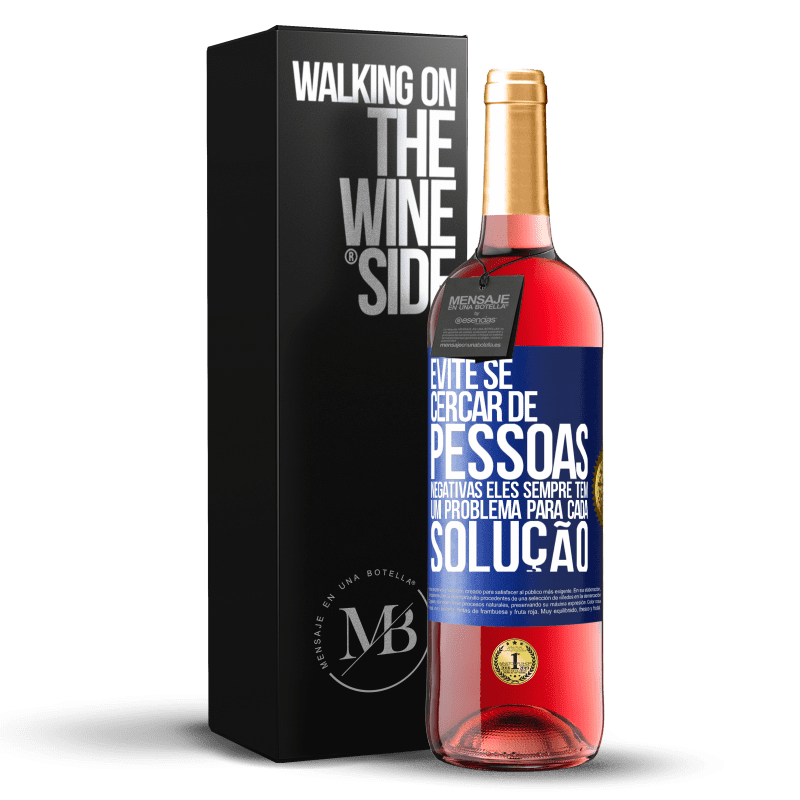 29,95 € Envio grátis | Vinho rosé Edição ROSÉ Evite se cercar de pessoas negativas. Eles sempre têm um problema para cada solução Etiqueta Azul. Etiqueta personalizável Vinho jovem Colheita 2025 Tempranillo
