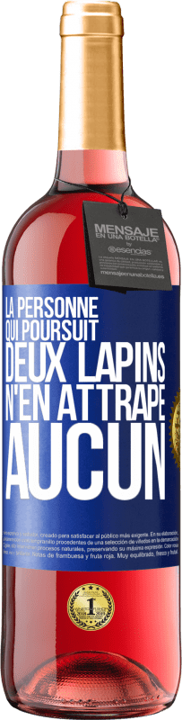 29,95 € | Vin rosé Édition ROSÉ La personne qui poursuit deux lapins n'en attrape aucun Étiquette Bleue. Étiquette personnalisable Vin jeune Récolte 2024 Tempranillo