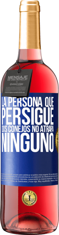 29,95 € | Vino Rosado Edición ROSÉ La persona que persigue dos conejos no atrapa ninguno Etiqueta Azul. Etiqueta personalizable Vino joven Cosecha 2024 Tempranillo