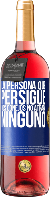 29,95 € Envío gratis | Vino Rosado Edición ROSÉ La persona que persigue dos conejos no atrapa ninguno Etiqueta Azul. Etiqueta personalizable Vino joven Cosecha 2025 Tempranillo