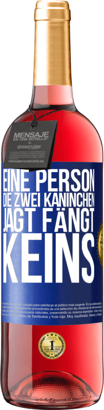 Kostenloser Versand | Roséwein ROSÉ Ausgabe Eine Person, die zwei Kaninchen jagt, fängt keins Blaue Markierung. Anpassbares Etikett Junger Wein Ernte 2023 Tempranillo